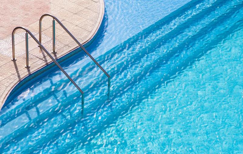 Entretien d'une piscine &agrave; Mulhouse : quels gestes essentiels adopter ?