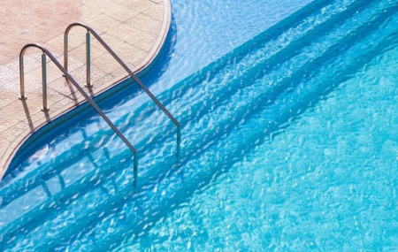 Entretien d'une piscine &agrave; Mulhouse : quels gestes essentiels adopter ?